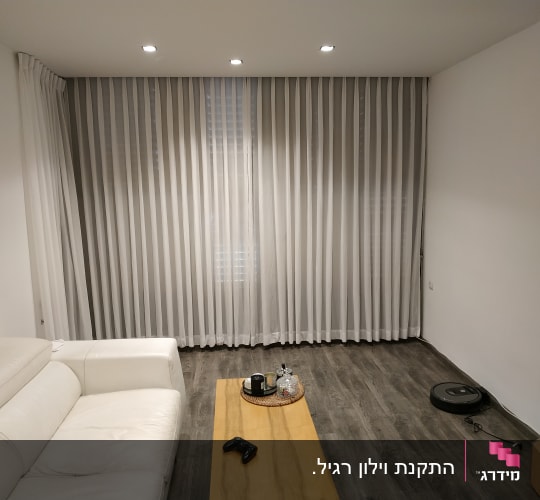 וילון לבן ארוך מכסה את כל הקיר